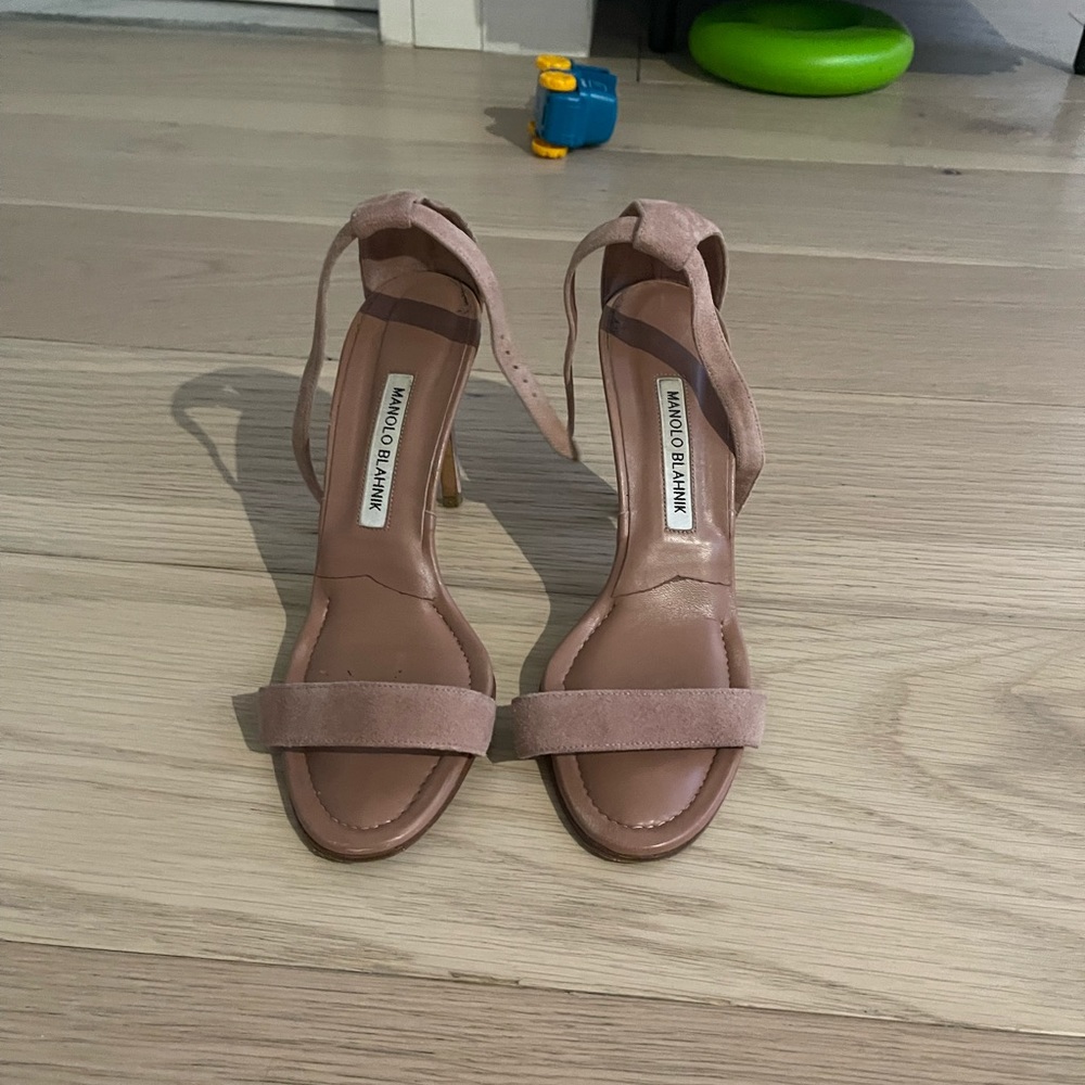 manolo blahnik beige heels